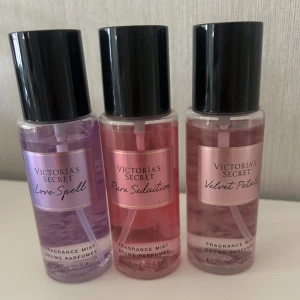 VS mini bodymists🤍🤍🤍 - Mini bodymists från Victoria secret, asnajs att ha i väskan!!!!💖💖💖som man ser i bild 2 är vissa liteee använda 🤍🤍🤍❤️‍🔥❤️‍🔥