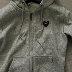 CDG Comme Des Garcons Zip Hoodie - CDG zip hoodie som helt ny typ, endast använd o tvättad 1 gång. Riktigt snygg och bekväm. Hör av er vid funderingar.