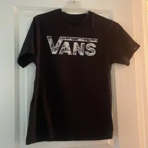 Svart t-shirt av märket Vans. Classic fit. Barnstorlek S (8-10 år) 