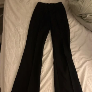 Kostymbyxor Bikbok  - Kostymbyxor Wilma från bikbok i storlek 34, extremt fina och få använda.