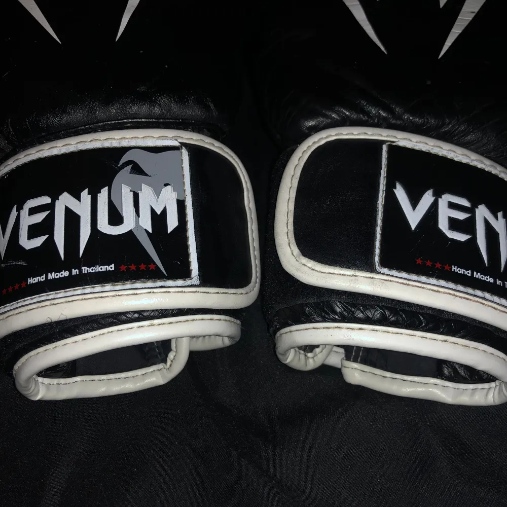 Venum boxnings handskar med en vikt på 16 oz. Använda.. Sport & träning.
