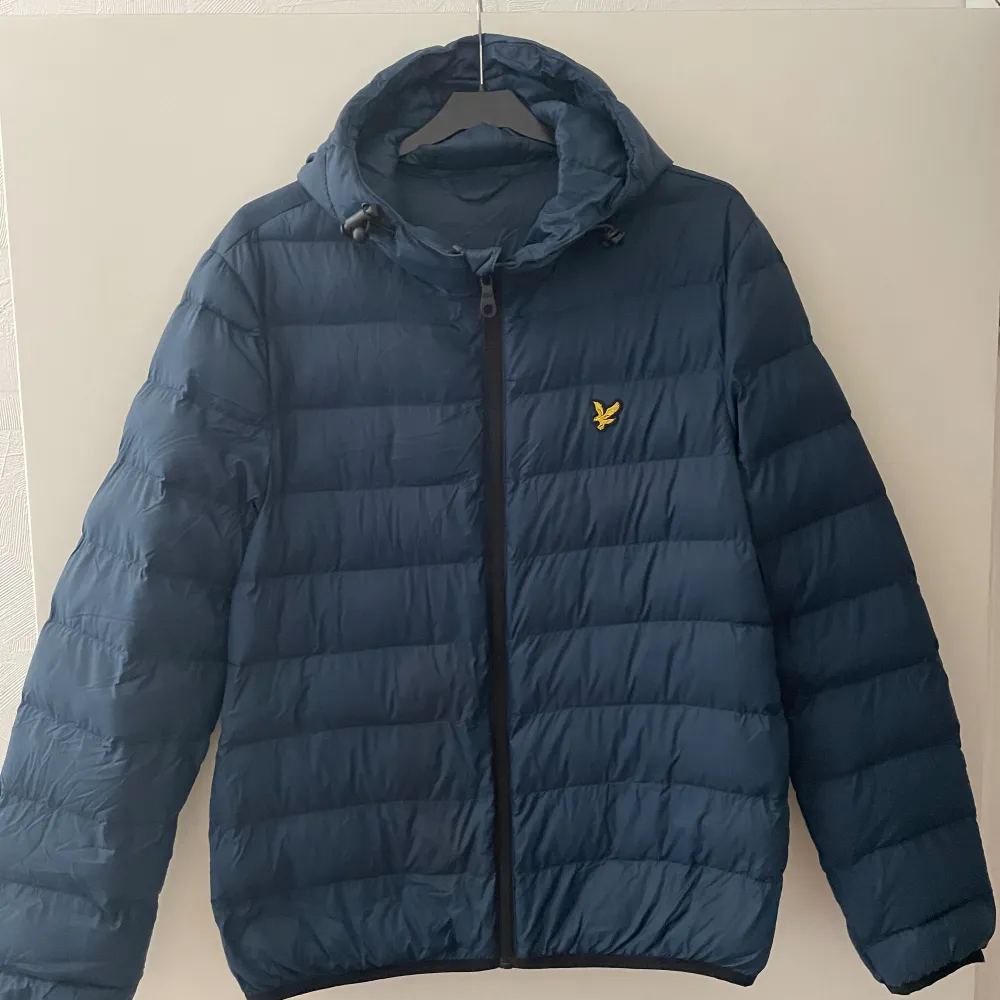 En Lyle scott jacka som är bra mellan vår En Lyle scott jacka som är bra mellan vår och hösten.Den är tunn och har en annorlunda blå färg. Jag säljer denna för den är för liten för mig och har typ aldrig haft på mig den. Inte alls sliten.. Jackor.