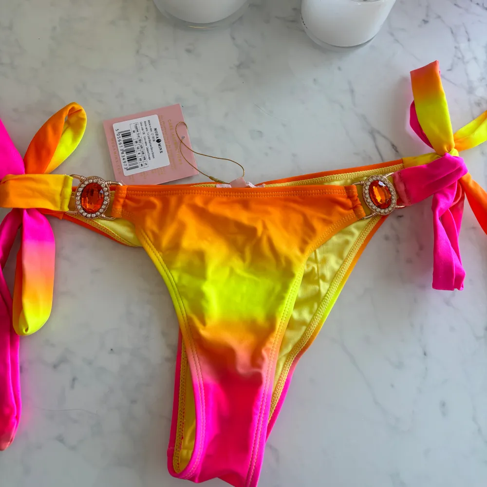 Helt oanvänd bikini , strl M i båda delarna ☀️ nypris 700kr , köpt från Zalando!. Övrigt.