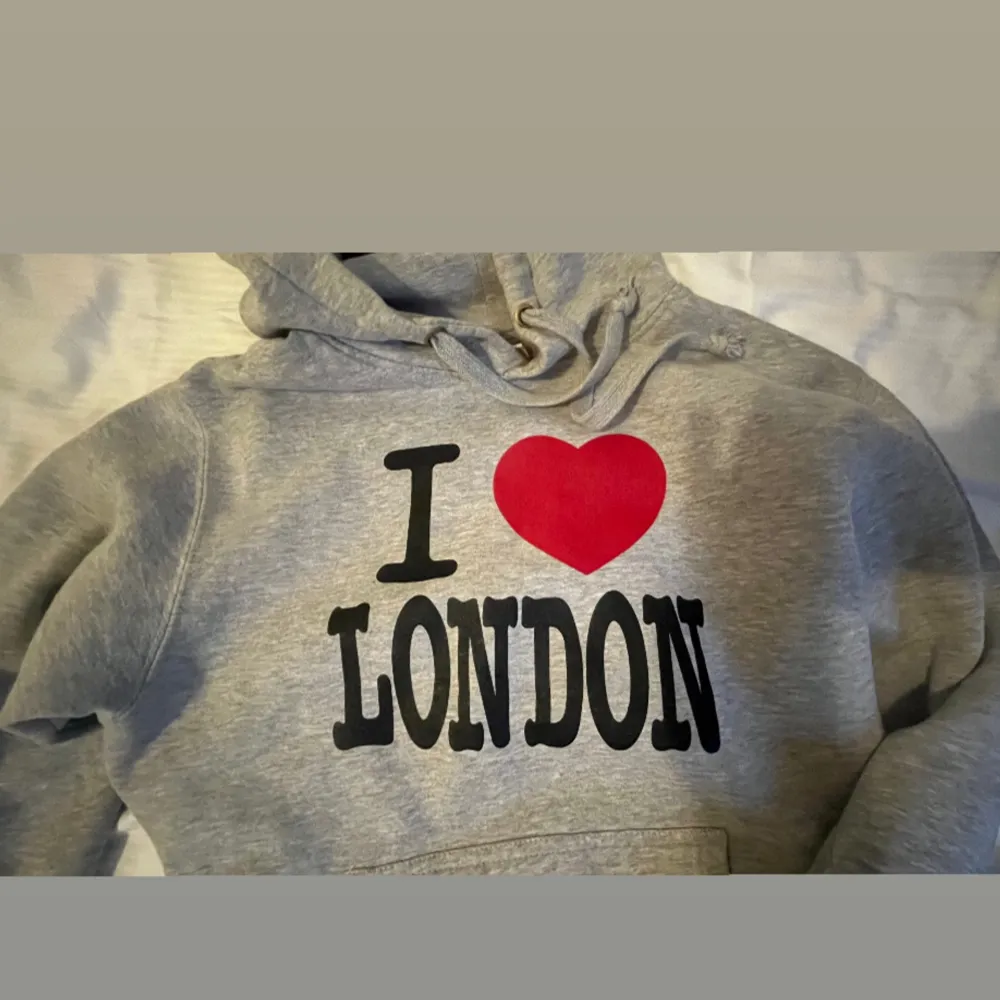 En ”I love London” hoodie i jättebra skick - inga defekter.. Hoodies.
