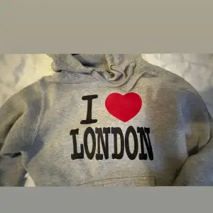 En ”I love London” hoodie i jättebra skick - inga defekter.