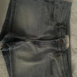 Jeansshorts  - Säljer ett par blå, korta, lågmidjade jeansshorts i storlek S/36 från Only. De är använda fåtal gånger och säljs för 65kr. Säljer då de inte är min storlek. 💗💗