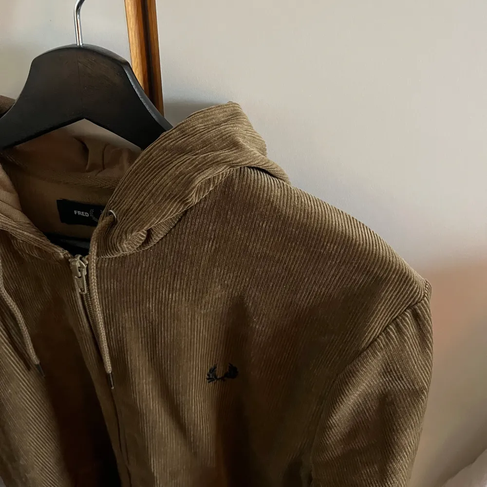 Säljer denna Fred Perry zip hoodien pga att jag inte har nån användning för den🤍Använts ett fåtal gånger, skick 9,5/10🥰Skriv gärna för fler frågor❤️‍🔥. Hoodies.