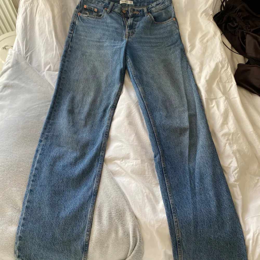 Midrise jeans från pull and bear. Sitter as snyggt på och är raka i modellen men tyvärr för små för mig. Storlek 36. Passar mig i längden som är 170.. Jeans & Byxor.
