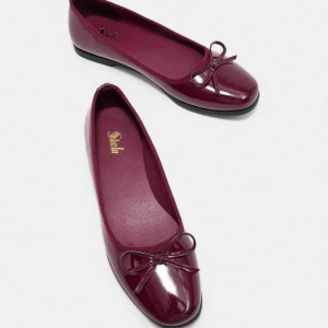 Helt nya vinröda ballerina - Helt nya oanvända ballerinaskor köpta för 240kr, säljer då de var för stora:(