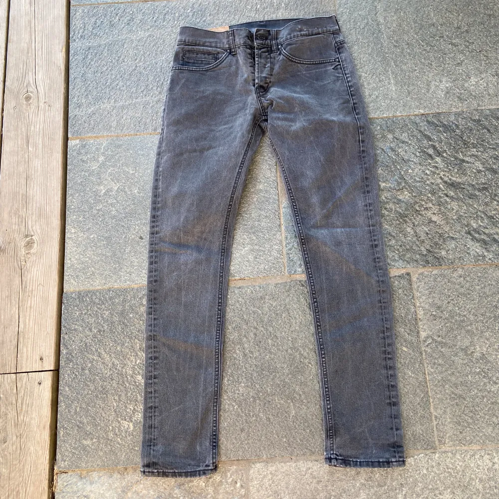 Säljer nu dessa svarta dondup George jeans med slitningar på baksidan, skriv för fler bilder/frågor🙌🏼. Jeans & Byxor.