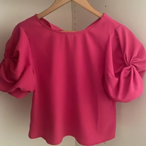 Rosa blus från only - Jag säljer denna jätte fina blus från only som används 3-4 ggr så i väldigt bra skick, säljer för den kommer inte till användning, nypris 280-300 säljer för 200, köparen står för frakt #sthlmstil #fyp