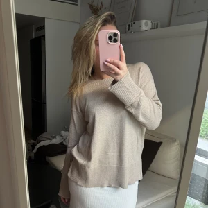 Stickad tröja - Så fin tröja med vida armar