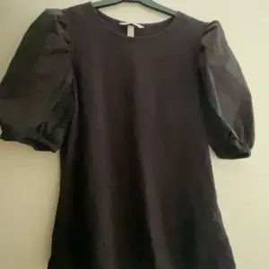 Säljer nu en jätte söt svart topp/tröja från h&m i strl S med ”puffiga” ärmar. Använd ett fåtal gånger. Jättefint skick.