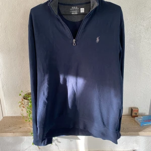 Ralph lauren half zip - Tja säljer nu denna riktigt feta half zip från Ralph lauren. Skick på den är 9/10 fick den i jul och den har använts sparsamt. Storlek S men passar även M vid frågor eller funderingar ör de bara höra av sig. Mitt pris 650ny pris 1900