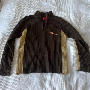 Stickad turtleneck - Grå-beige stickad turtleneck, använt skick 