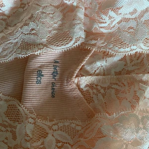 Akriposfärgat linne - Säker detta akriposfärgade linnet med spetsmönster som är helt nytt. Mönstret är ribbat och linnet är V-format. 