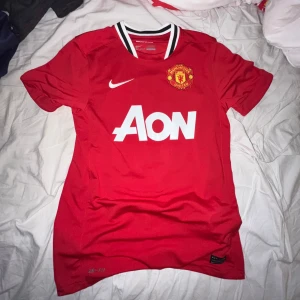 Wayne Rooney Man United Tröja - Storlek: S men fungerar som M. Säljer då jag inte använder den. Köpt på Old Trafford. Perfekt till sommaren!