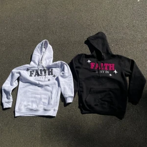 Tracksuit (Faith Tracksuit) - Helt ny tracksuit, finns flera färger i lager. Instagram: Stayinfaith.clo. Priset för hoodien är 350kr Priset för hela dressen är 700kr Kan betala via swish, paypal eller via plick