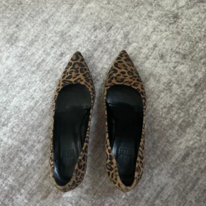 Leopard klackskor - Så fina klackskor i leopard mönster. Det är i väldigt bra skick och passar både under jeans och klänningar!! Skorna har även en kort klack vilket gör de sköna att gå i