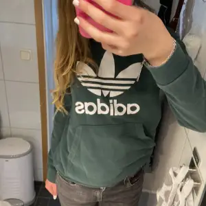 Jättefin mörkgrön adidas hoodie som tyvärr blivit för liten, i jättefint skick har endast ett litet märke som inte syns på. 