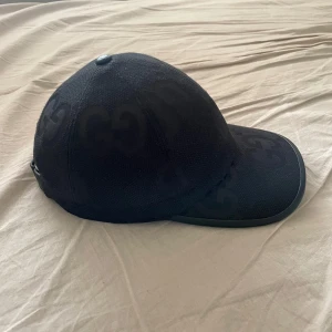 Gucci Jumbo Keps - Gucci Keps (Jumbo) Svart | Storlek S (passar typ alla), Bra skick | Box tillkommer vid köp. Tveka inte på att höra av dig vid eventuella frågor/mer bilder!