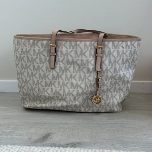 MK väska - Stor äkta MK väska i bra skick 