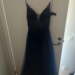 Marinblå balklänning  - Säljer min så fina balklänning, endast använd 1 gång. Köpte denna för 2,9 tusen på Zalando💗 skriv vid frågor eller fler bilder, priset kan diskuteras