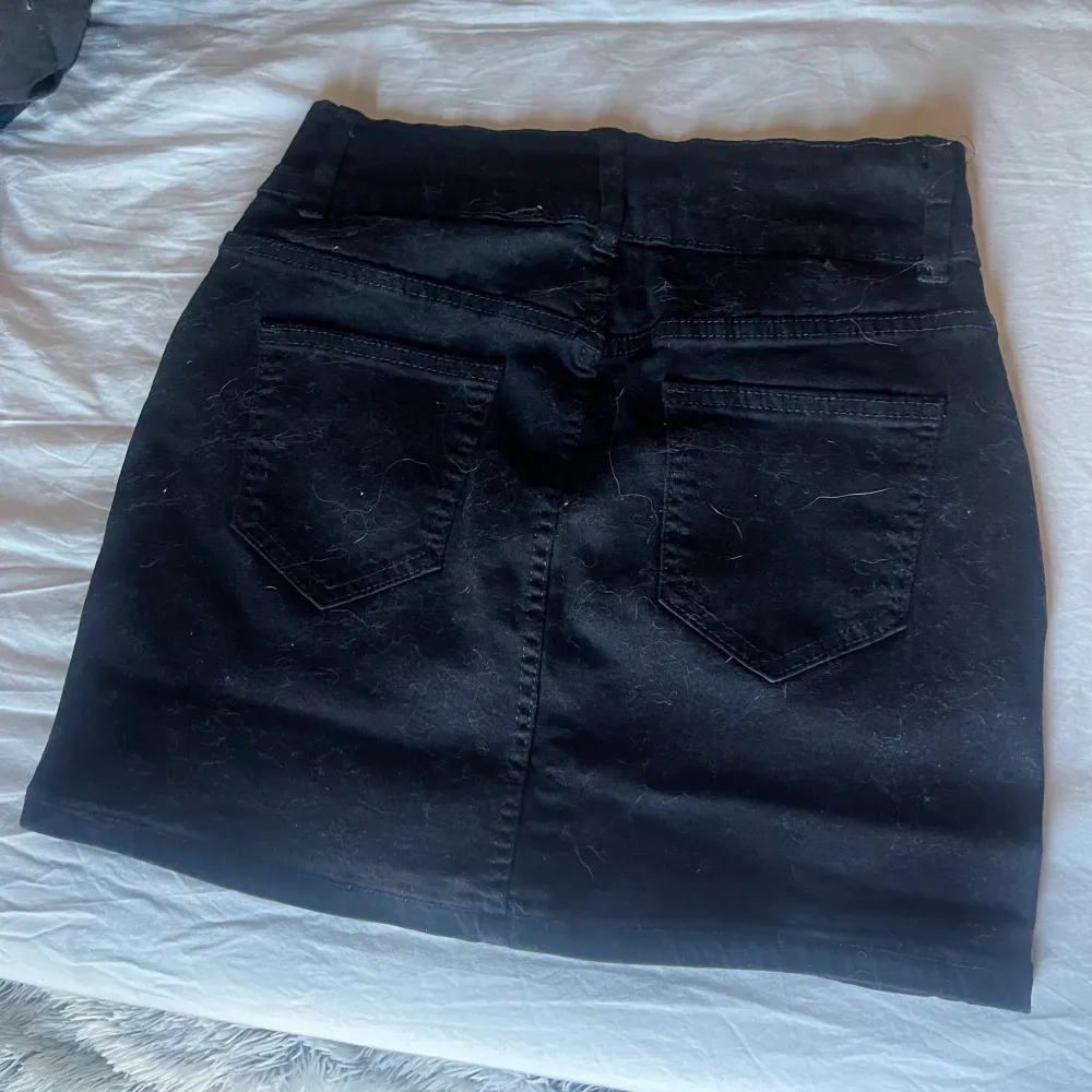 Det är en svart high waisted jeans miniskirt  jag råkade beställa dubbel så aldrig testad  Den är i storlek M. Kjolar.
