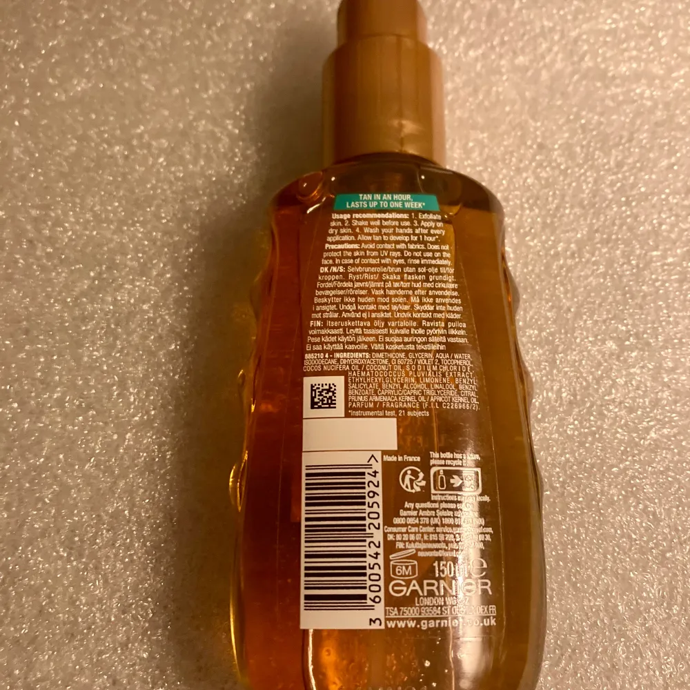 Brun utan sol Garnier - Ambre Solaire Natural Bronzer 2-in-1 bi-phase Self Tan Dry Oil är en brun-utan-sol-olja som ger en vacker och solbrun lyster. Berikad med näringsgivande kokosolja och ger en fin solbrun färg som ser naturlig ut.  Ca 167 kr ny. Övrigt.