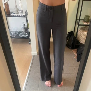 Snygga gråa kostymbyxor  - Använda 2 gånger, bra skick, normala i storleken