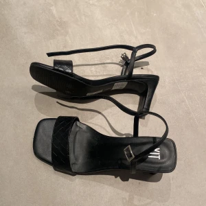 Klackar - Svarta klackar. Använda en gång men lite slitna på båda klackarna (se bilder) storlek 37 men passar mig som brukar ha 38 i vanliga skor. 