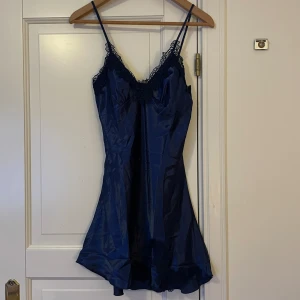 Pyjamas set - Flyttrensning!! Allt på min sida doneras i slutet av veckan. Hör av dig om nåt är intressant, kom med eget rimligt prisförslag, bra paketpris kan lösas💕