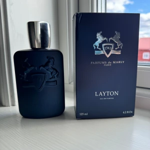 Pdm layton 125ml - Hej! Säljer nu min pdm layton 125ml då jag rensat min kollektion. 90ml kvar i flaskan ich och kartong medföljer. Mycket bra parfym för vinter eller sommarkvällar. Doftar som en varm äppelpaj. Perfekt för din man eller son🍎 Nypris 3060kr Mitt pris1399