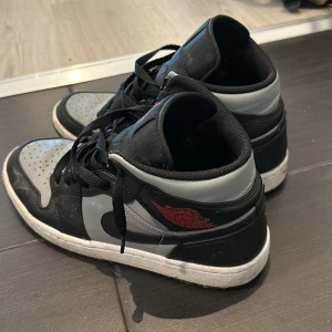 NIKE JORDAN 1 "SHADOW RED" MID - Storlek 42,5 på mina jordans, inte använda så mycket. Lite tvätt så blir de som nya. Skick 8/10. Vid fler bilder kontakta mig, kan sänka priset lite vid snabbaffär.