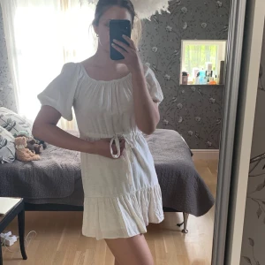 Härlig sommarklänning🌸 - Säljer denna klänningen som jag köpte för flera år sedan då den inte längre passar. Den har använts en gång och är i fint skick. Färgen är ljusbeige och materialet 93% viskos och 7% linne. Den har ett band i midjan som går att justera!