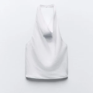 zara tipp - Helt ny och oanvänt topp ifrån zara i nyskick, den är öppen i ryggen och väldigt fin