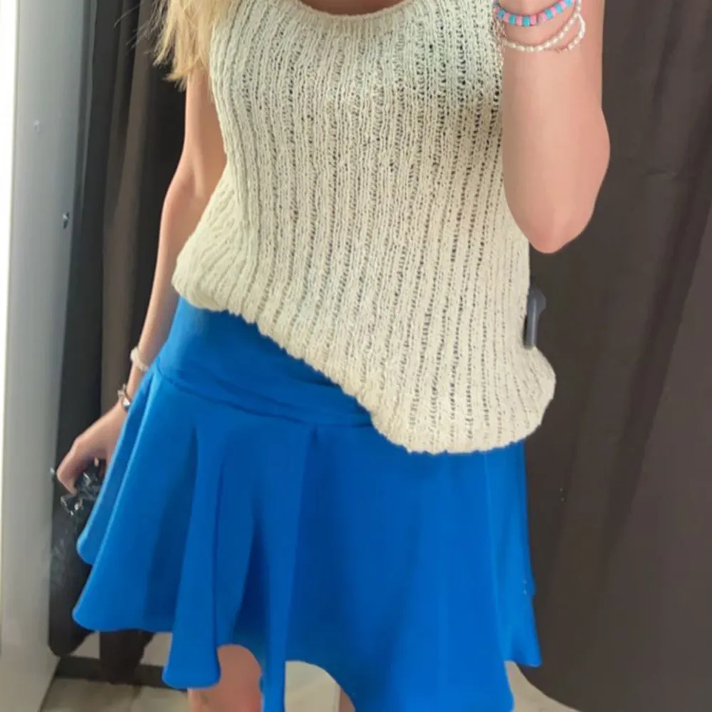 Säljer denna kjol från zara! Super fin färg 💕 (inbyggda shorts i). Kjolar.