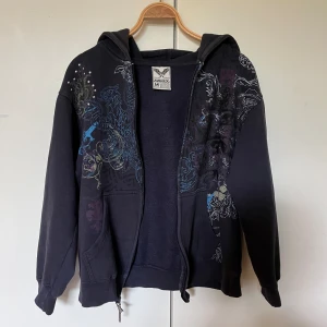 Avirex hoodie - Svart hoodie med tryck på, väldigt kort i ärmarna, skirv för exakta mått