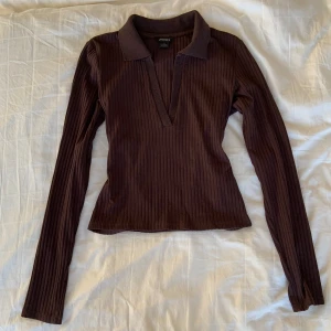 Figursydd officecore!💋 - En assnygg top från Monki! Den är jättebra skick och inga skavanker. Den har en v-ringning och sitter jättebra då den är figursydd. Älskar denna men är inte riktigt min stil längre.