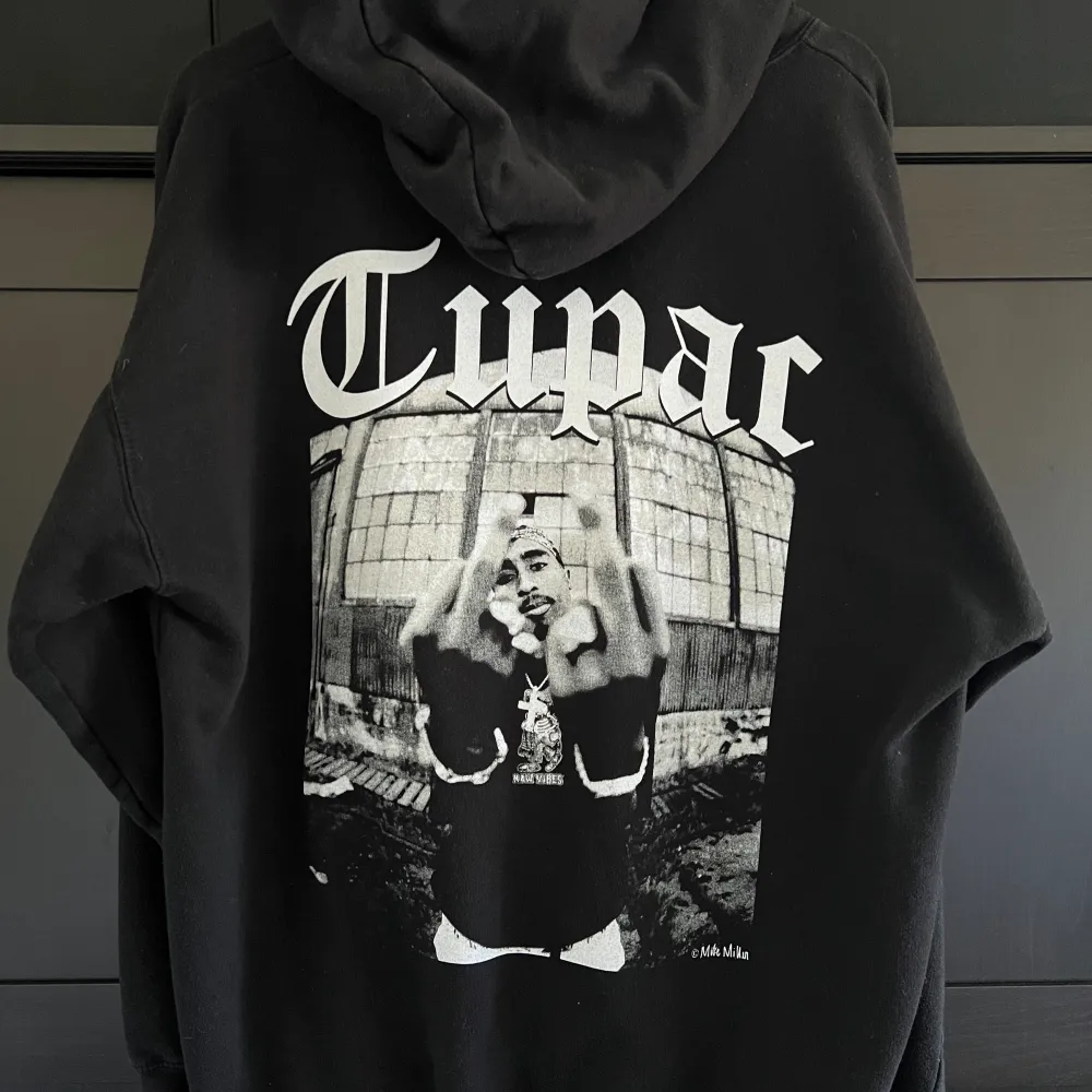 En Tupac hoodie med snyggaste trycket på ryggen. Stl M därmed sitter den oversized.. Hoodies.