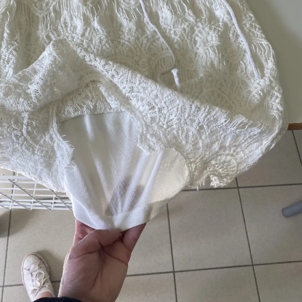 Fin vit klänning man kan ha till student eller skolavslutning eller annat😁 man kan knyta den i ryggen och därför reglera storleken lite själv. Funkar som M men även som S. Mekot.