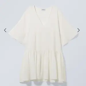 Intressekoll på denna fina vita klänningen från weekday som passar helt perfekt nu till sommaren. Hör av er vid frågor eller fler bilder 🥰