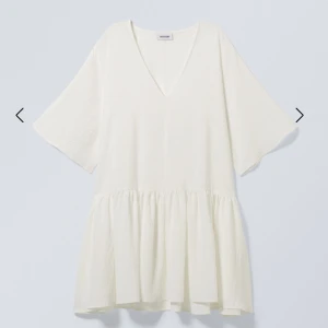 Vit klänning - Intressekoll på denna fina vita klänningen från weekday som passar helt perfekt nu till sommaren. Hör av er vid frågor eller fler bilder 🥰