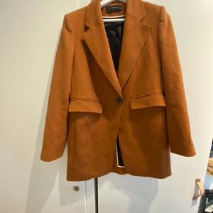 Fin kavaj från Zara - Fin kavaj från zara använd ett fåtal gånger. 