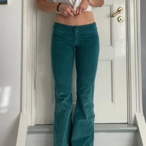 Gröna machesterbyxor - Jättefina gröna manchesterbyxor!! Storlek xs men skulle säga att de passar s också! 