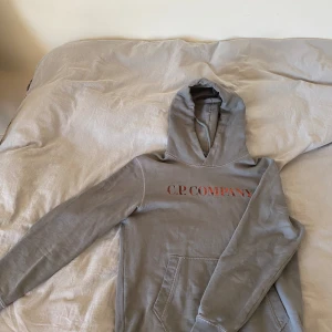 Cp company hoodie - Jätteskön hoodie från cp company, kommer inte till så mycket användning här så tänker att nån kan köpa den billigt. Kom privat för frågor, tar emot byten så det e bara o skriva!!