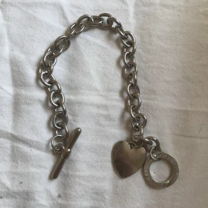 Silver armband med hjärta  - Silver armband med ett hjärta, enkelt att öppna och stänga. Aldrig använt, i perfekt skick!