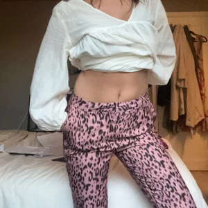 Mönstrade byxor - Rosa raka byxor med leopardmönster. Supersnygga till sommaren med en topp. Midwaist 