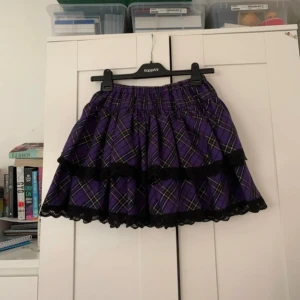 Lila minikjol - Lila minikjol med guldiga detaljer som har så fin passform. Säljer då den inte riktigt kommer till användning❤️