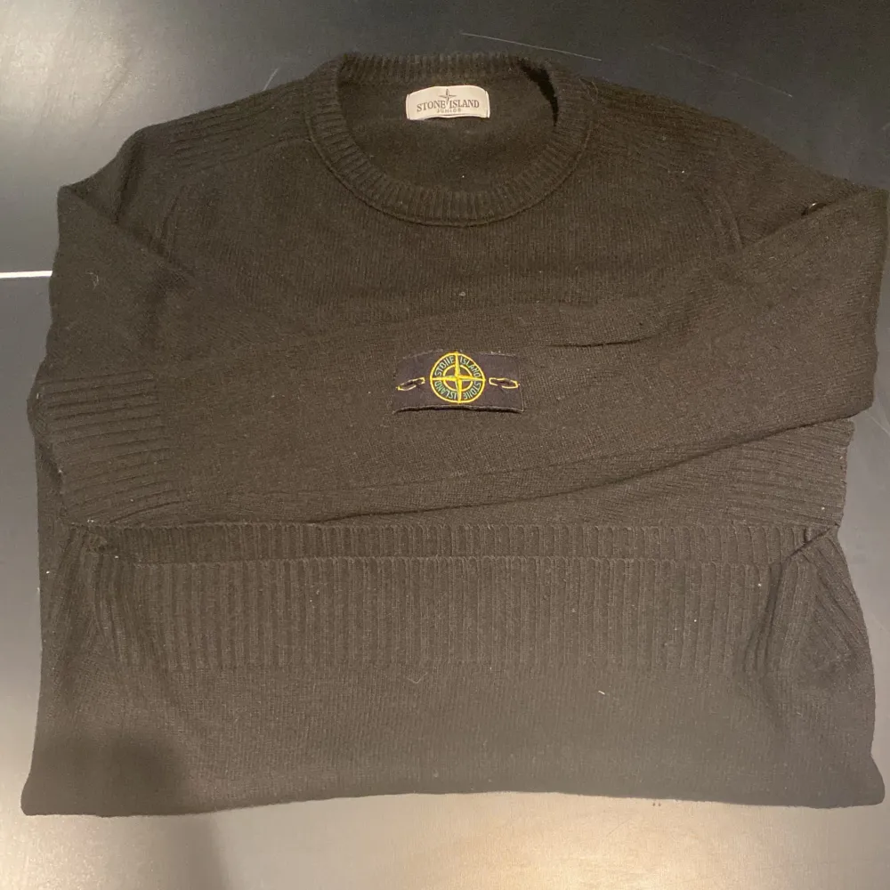 HEJ! Jag säljer en Stone Island tröja i storleken XS-S som är som ny. Tröjan är ändast använd ett fåtal gånger och har inga defekter alls. Skriv gärna om ni har några frågor eller om ni söker fler bilder.😁OBS: (KAN GÅ NER I PRIS VID ETT SNABBT KÖP). Hoodies.